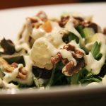 salade met avocado, walnoten en gorgonzola