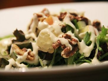salade met avocado, walnoten en gorgonzola
