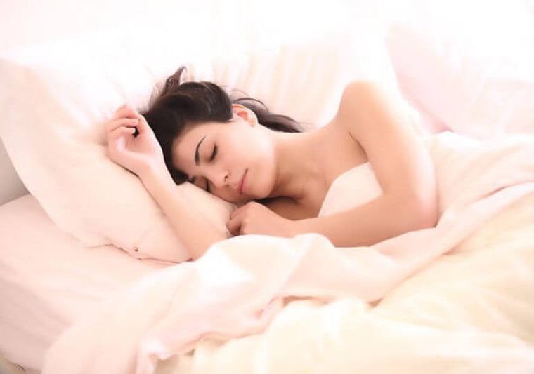 Goed slapen in de zomer en uitgerust wakker worden lukt met deze tips