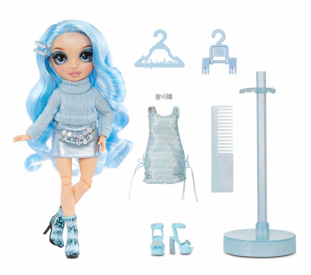 Gabrielle is van top tot teen gekleed in het lichtblauw (ijs). Ze heeft oog voor mode en is dol op het ontwerpen van stoffen.