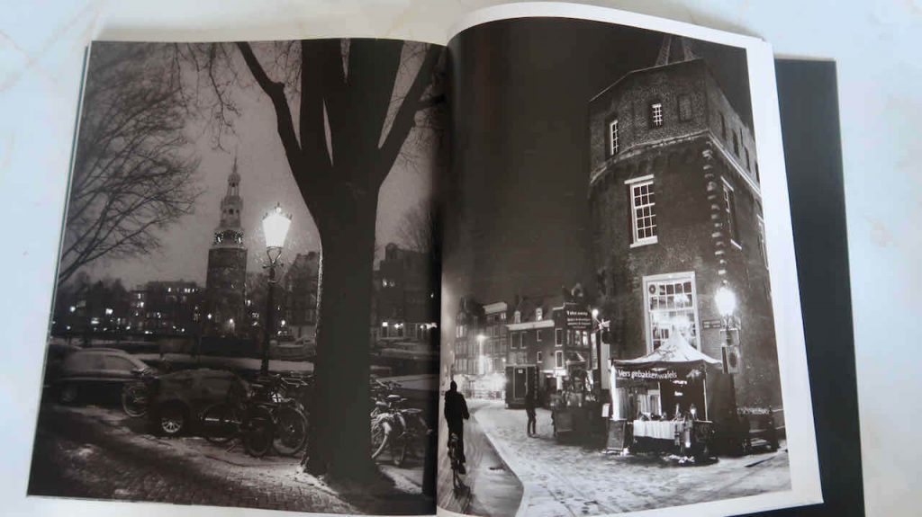 Een boek vol foto's van beelden in hartje winter. Je voelt de kou en ziet de stilte. 