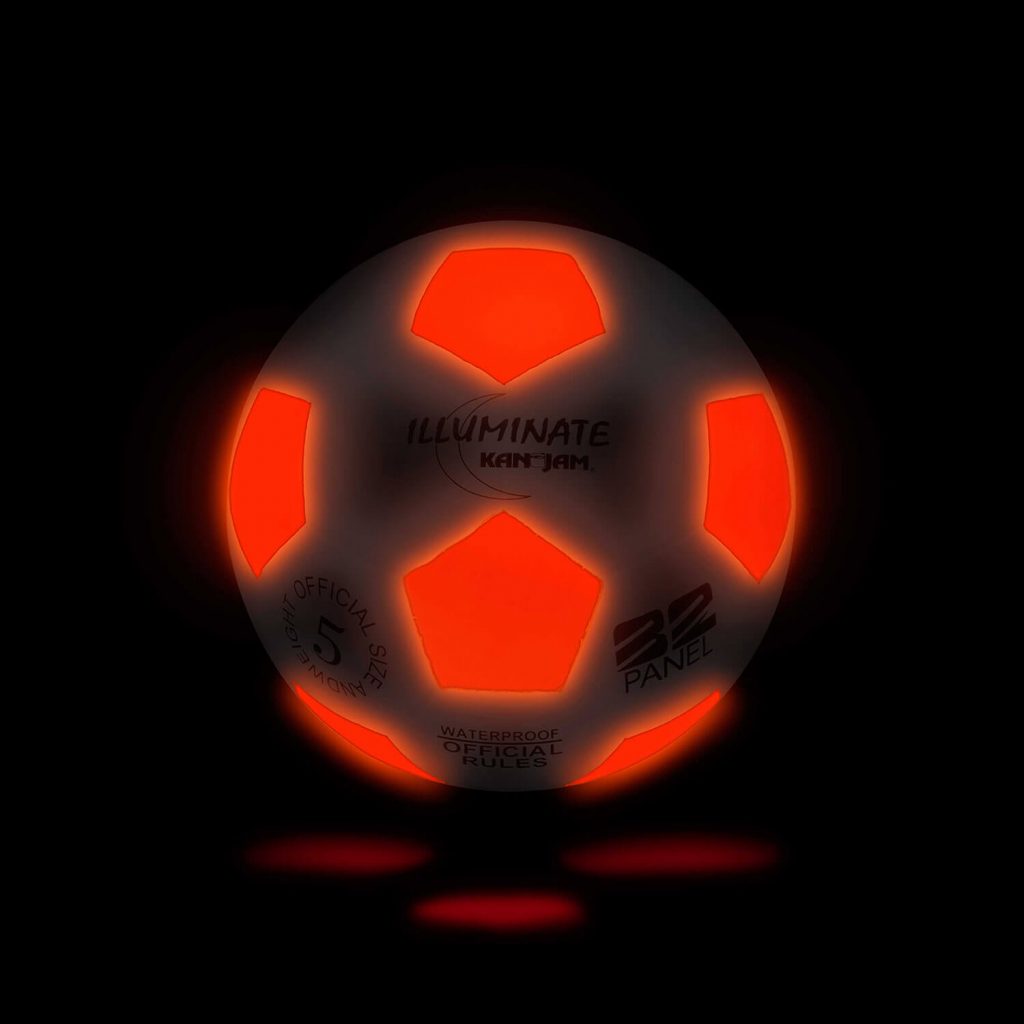 Met de Illuminate voetbal van KanJam blijft geen enkele wedstrijd onbeslist omdat het buiten donker is. 
