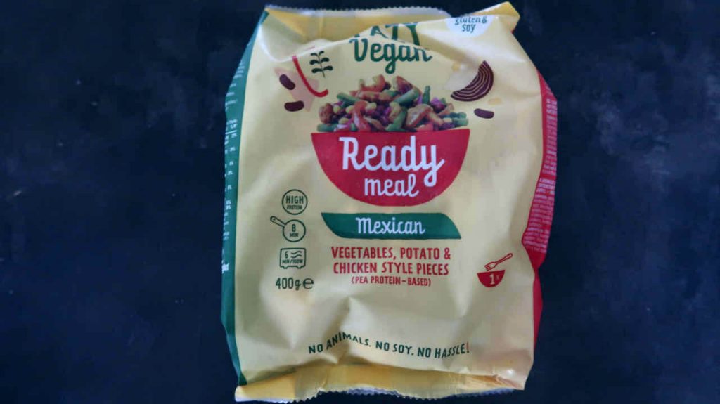 Lzy Vegan, vegetarisch eten. Mexican diepvries maaltijd met groenten en kipstukjes van erwten proteïne 