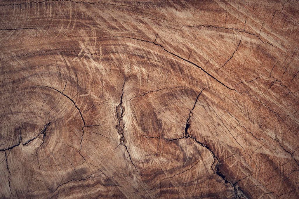 tafel van oud hout past prima in een industrieel interieur