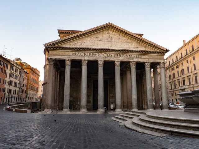Het Pantheon is een antieke tempel in Rome die herbouwd is in de 2e eeuw n.Chr