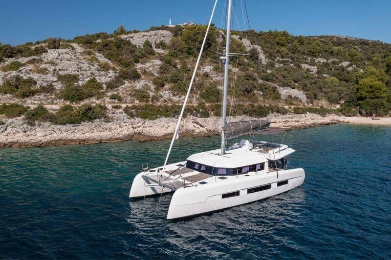 In de Capo d’Orlando Marina ligt een moderne en luxe catamaran voor elf personen