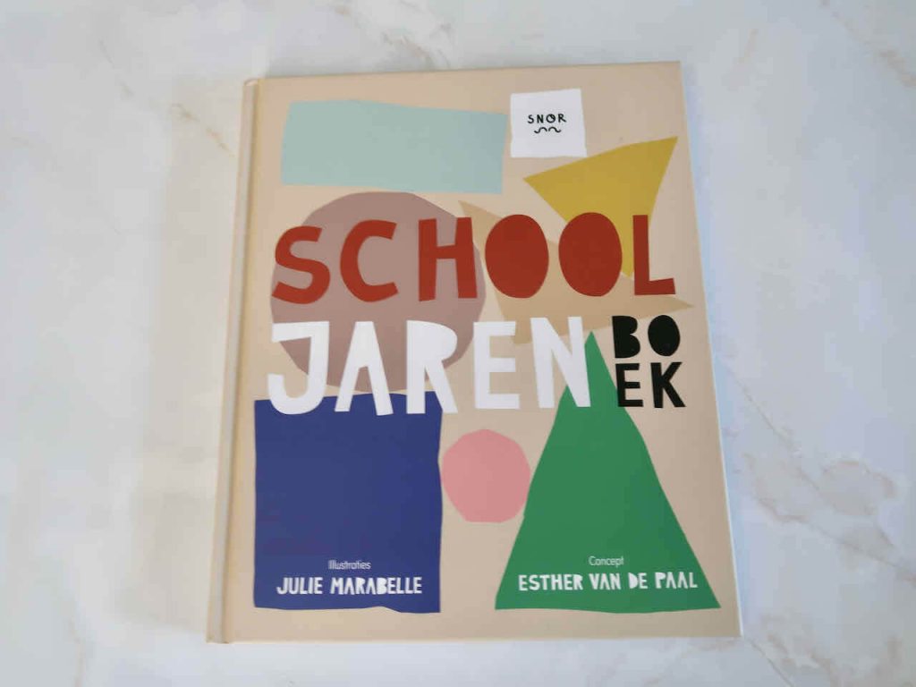 het schooljarenboek om in te vullen van de basisschool tot de middelbareschooldiploma