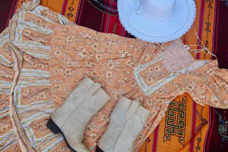 maxi-dress, zwierige jurk en cowboy laarzen