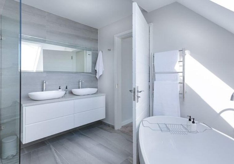 bij luxe badkamer design denk je o.a aan een badkamerspiegels, die kan namelijk wel heel erg luxe!